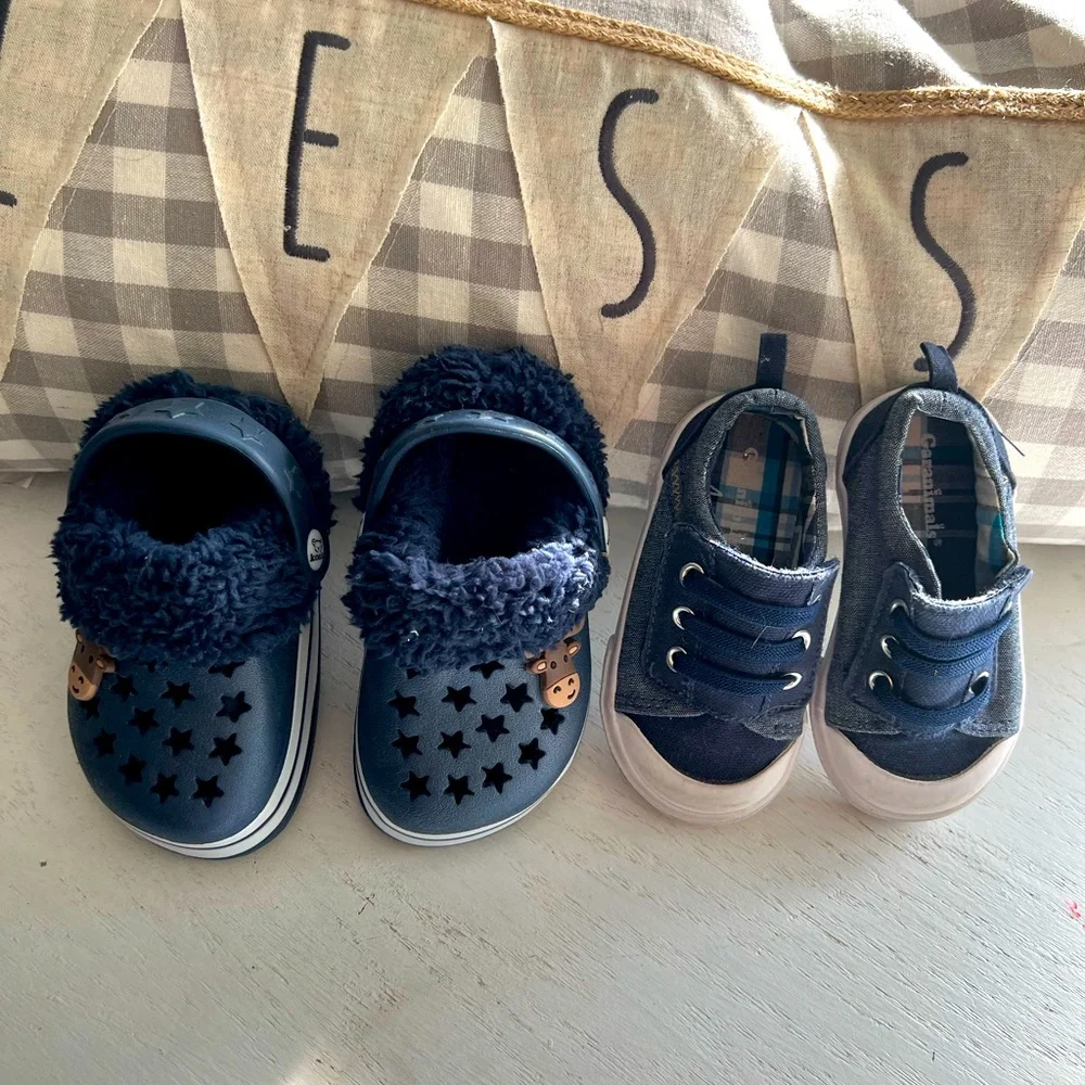 Bundle of two pairs of baby shoes